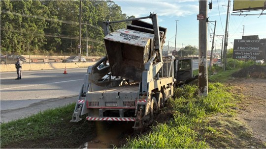 4 morrem em batida entre carro e caminhão com caçambas de entulho4 morrem em batida entre carro e caminhão com caçambas de entulho