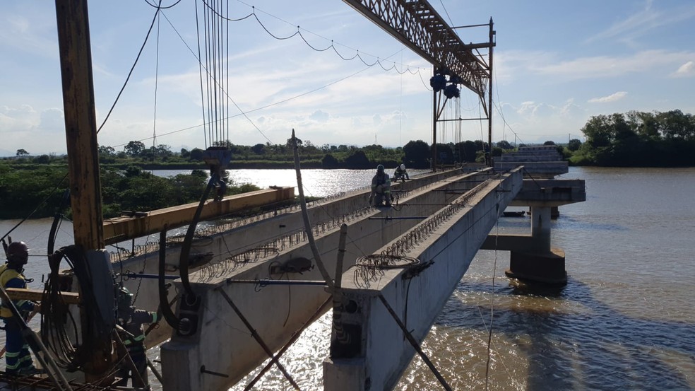 Segundo novo cronograma divulgado pelo DER, obras da Ponte da Integração, no Norte Fluminense, devem ser concluídas até dezembro de 2023  — Foto: Governo do Estado do RJ