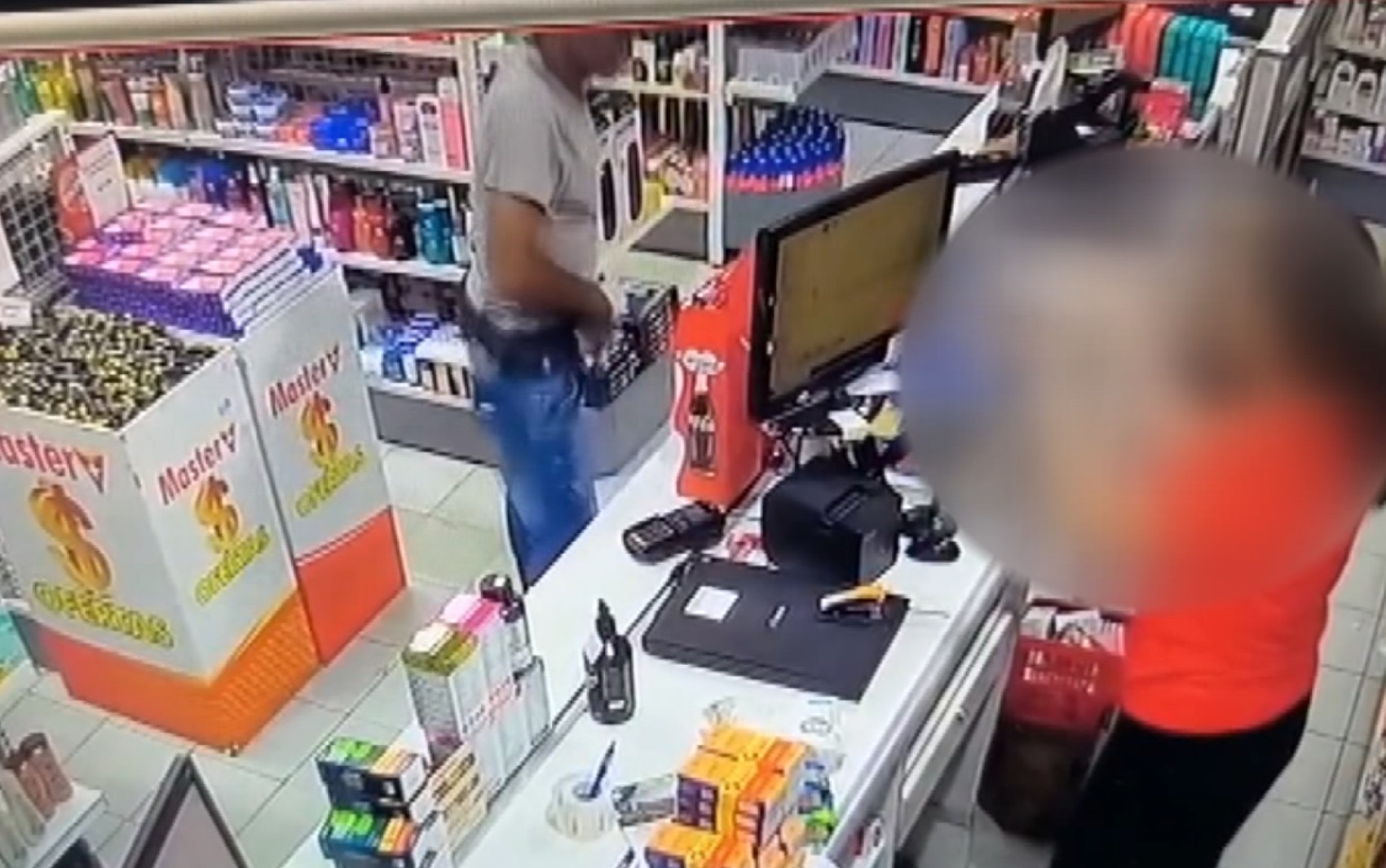 Câmeras de segurança flagram assalto a farmácia no Centro de Cambuí; homem é preso em flagrante