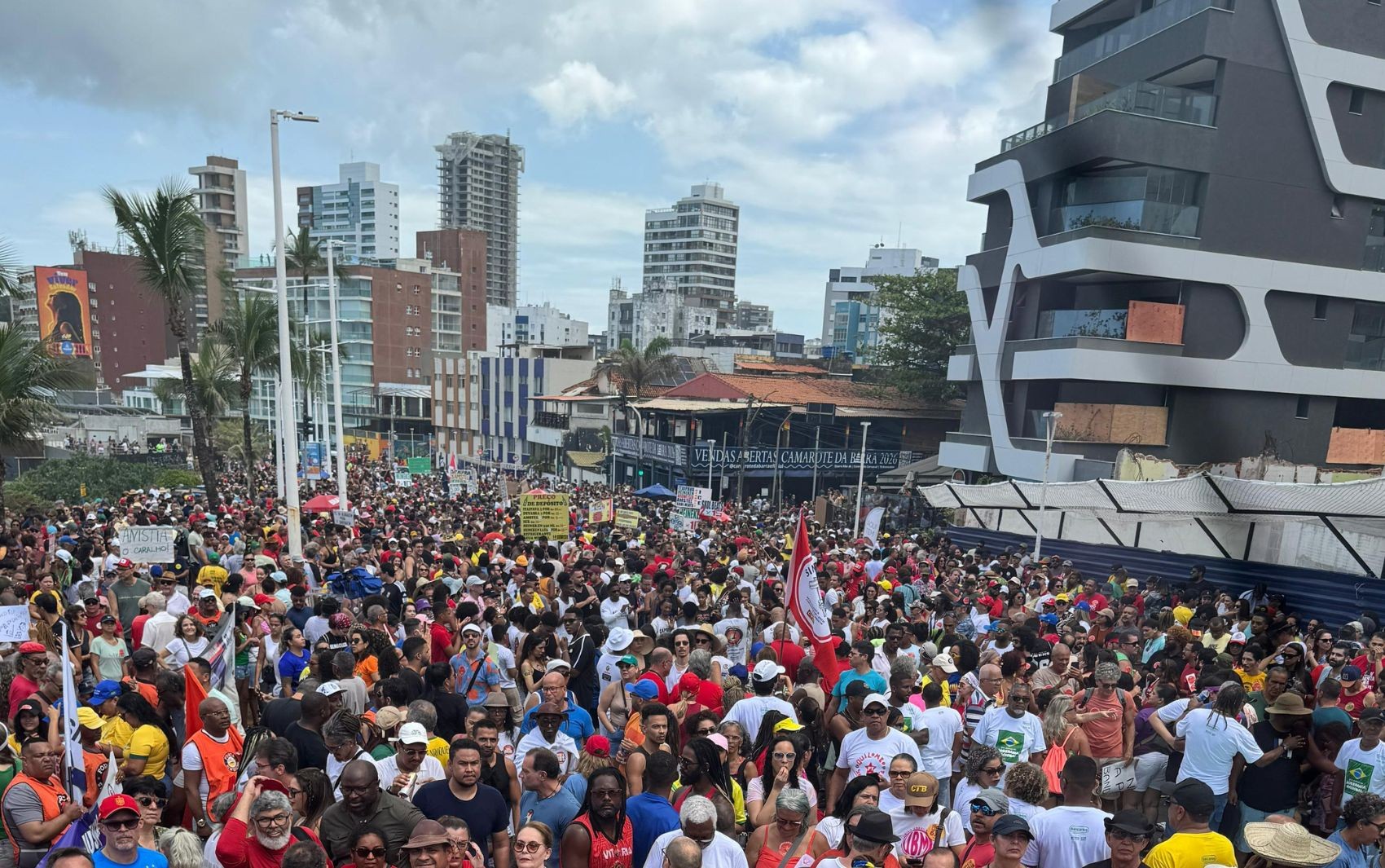 Manifestantes fazem ato contra a PEC da Blindagem e Projeto da Anistia em São Paulo, Brasília, BH e outras capitais