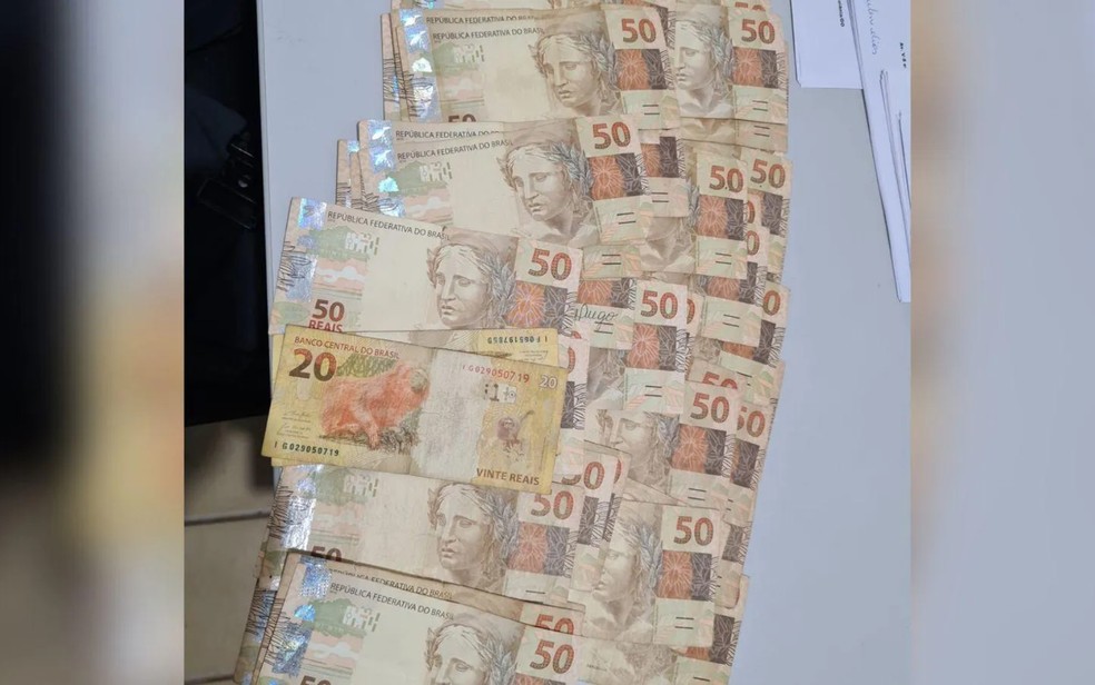 Durante cumprimento do mandado de prisão, foram encontrados no bolso do homem quase R$ 3 mil em espécie — Foto: Reprodução/Polícia Civil