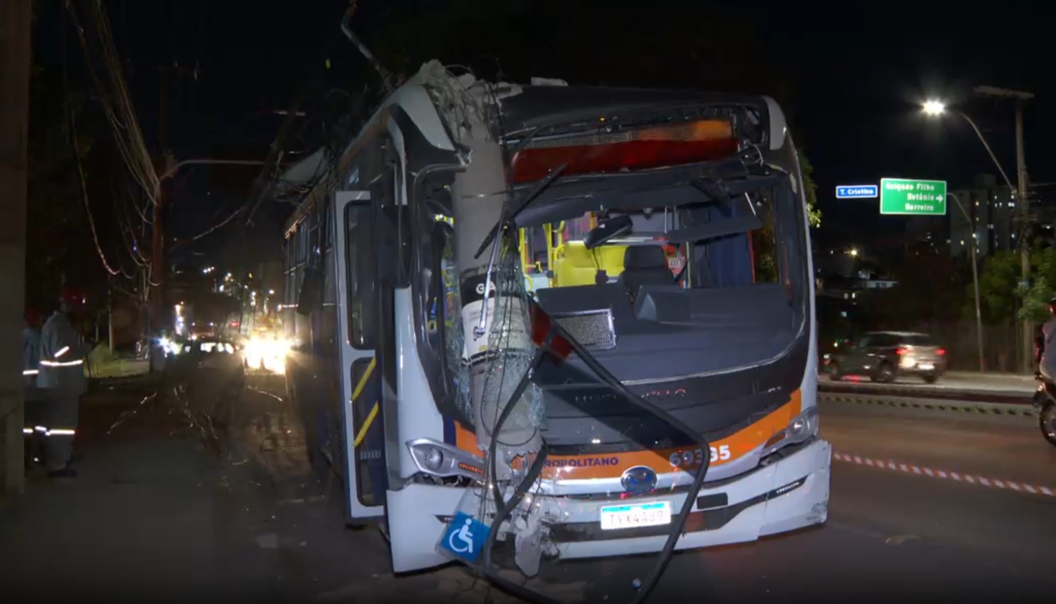 Ônibus do transporte metropolitano bate em carros e derruba poste em BH