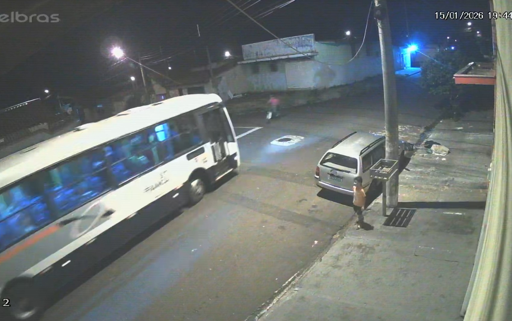 Ciclista é atropelado por ônibus e fica gravemente ferido, em Franca, SP; VÍDEO