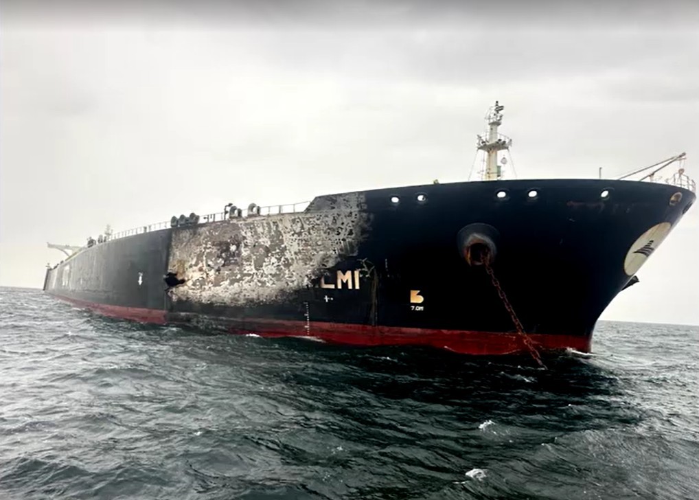 Irã incendeia petroleiro gigante perto de Dubai após advertências de Trump