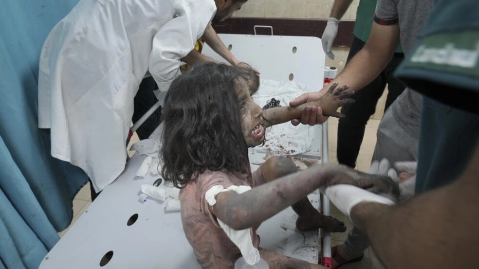 Uma criança palestina ferida em bombardeio israelense é atendida no Hospital Deir al Balah, no sul da Faixa de Gaza, sexta-feira, 27 de outubro de 2023 — Foto: AP - Hatem Moussa