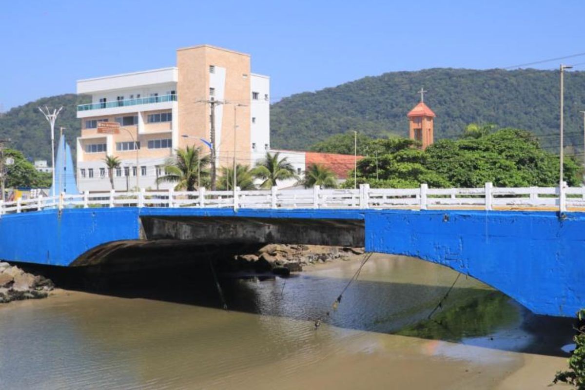 Adolescente de 15 anos morre após se afogar ao pular de ponte em rio no litoral de SP