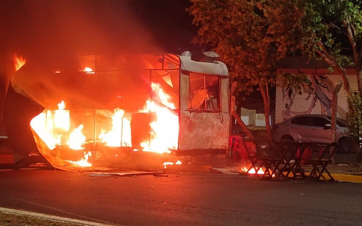 VÍDEO: Trailer de lanches pega fogo em frente à universidade e assusta estudantes em Bauru
