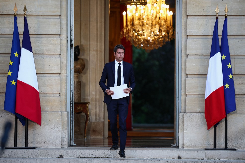 Primeiro-ministro da França, Gabriel Attal, após resultado das eleições legislativas no país, em que a esquerda venceu, em 7 de julho de 2024. https://g1.globo.com/mundo/noticia/2024/07/08/apos-vitoria-da-esquerda-macron-decide-manter-primeiro-ministro-no-cargo.ghtml — Foto: Guglielmo Mangiapane/ Reuters