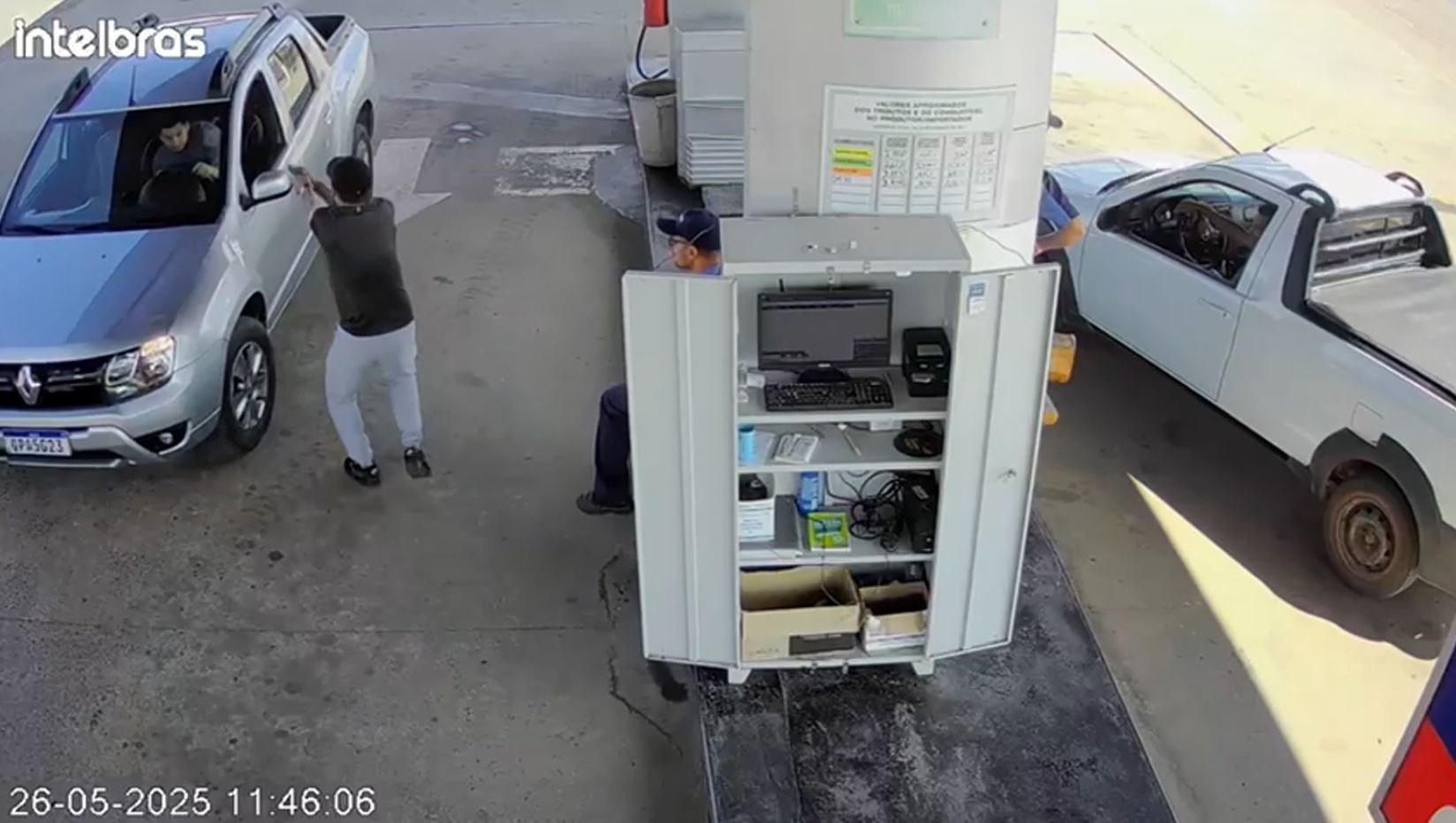 Vídeo mostra atirador indiciado por homicídio disparando contra motorista em posto de gasolina
