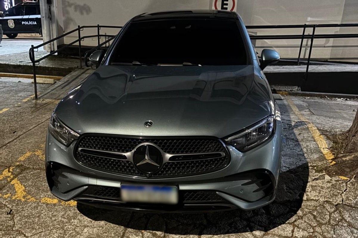 Carro de luxo de Deolane Bezerra é apreendido enquanto era dirigido pelo filho dela em SP