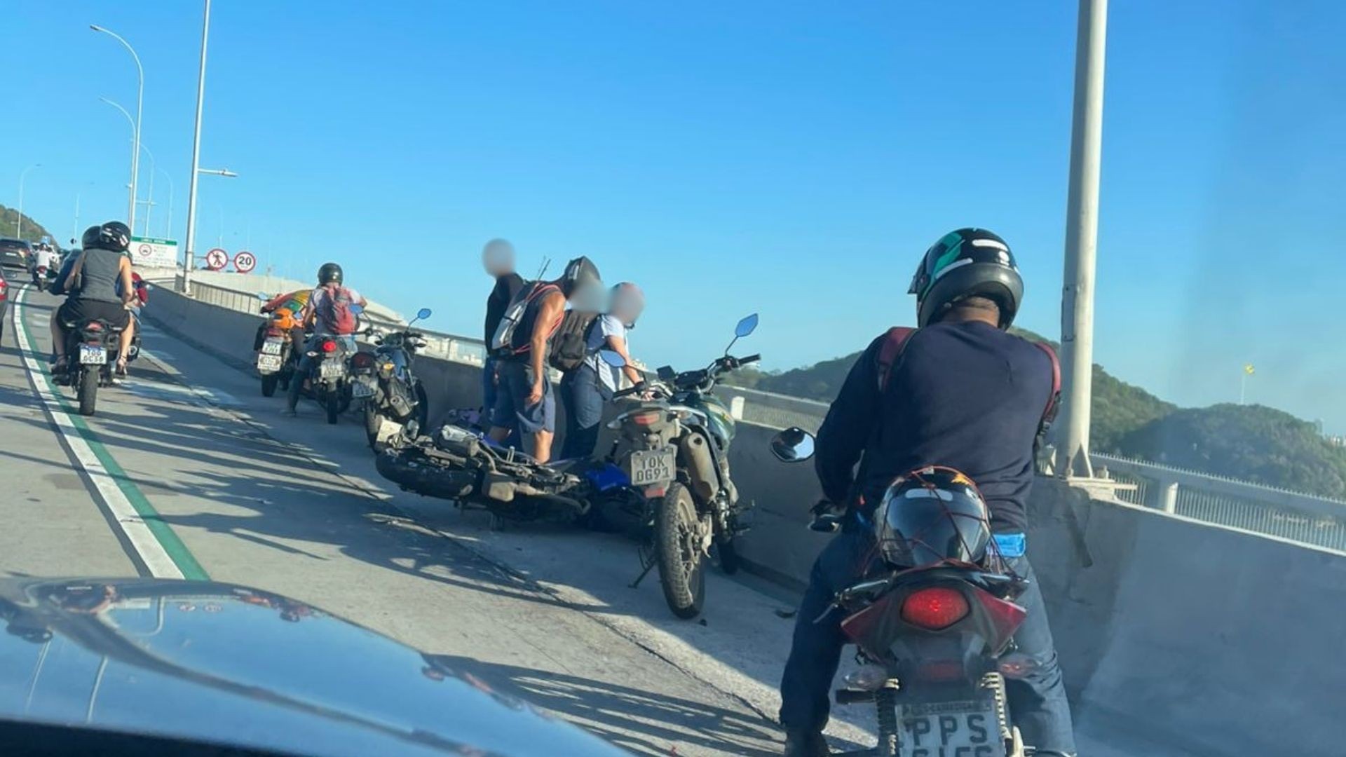 Motociclista é arremessado da Terceira Ponte e cai em ciclovia após bater em carro entre Vitória e Vila Velha