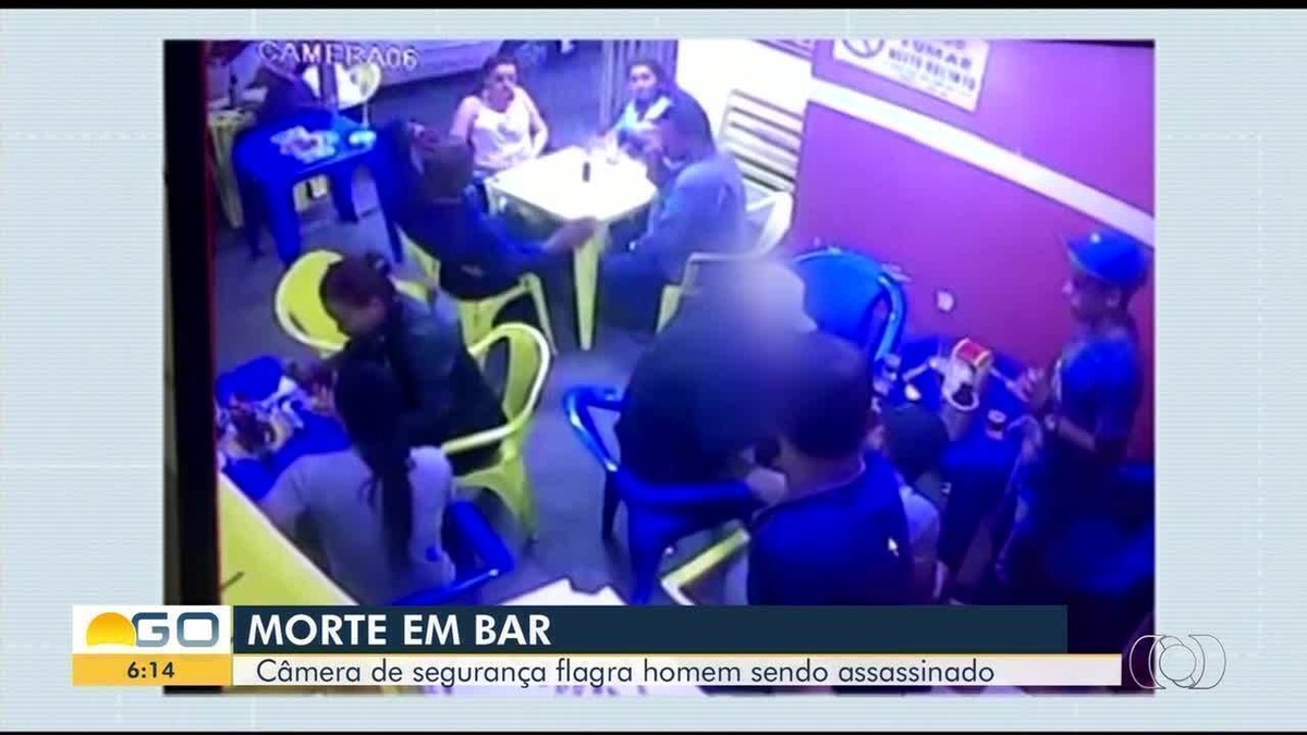 Vídeo mostra jovem sendo morto a tiros na frente dos amigos em um bar de Jataí Goiás G