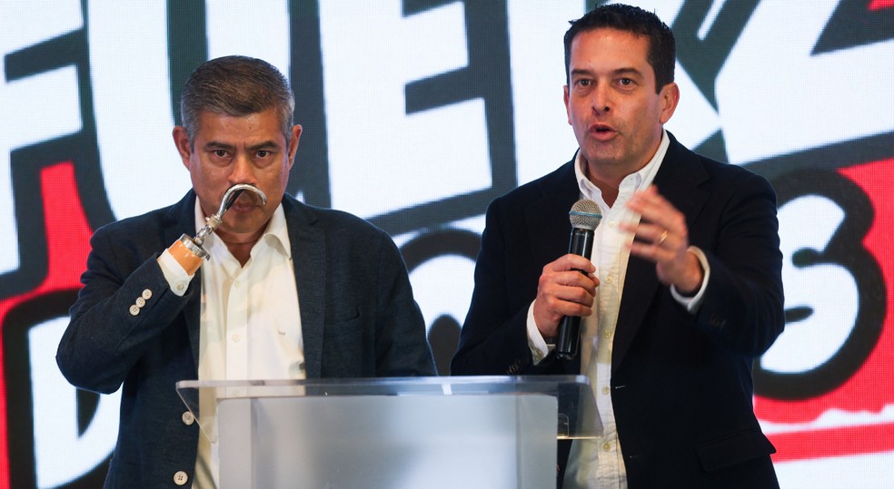 Luis Fernando Galarreta e Miguel Ángel Torres, do partido Força Popular, de Keiko Fujimori, falam com jornalistas no dia do segundo turno da eleição presidencial entre Fujimori e o candidato de esquerda Roberto Sánchez, em Lima, no Peru. — Foto: Alessandro Cinque/Reuters