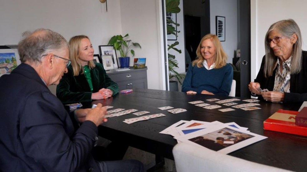Da esquerda para a direita, Bill Gates, Katie Razzall, as irmãs de Bill, Libby e Kristi, que assim como o irmão, viam o jogo de cartas como um 'esporte competitivo' graças à avó — Foto: Maxine Collins/BBC