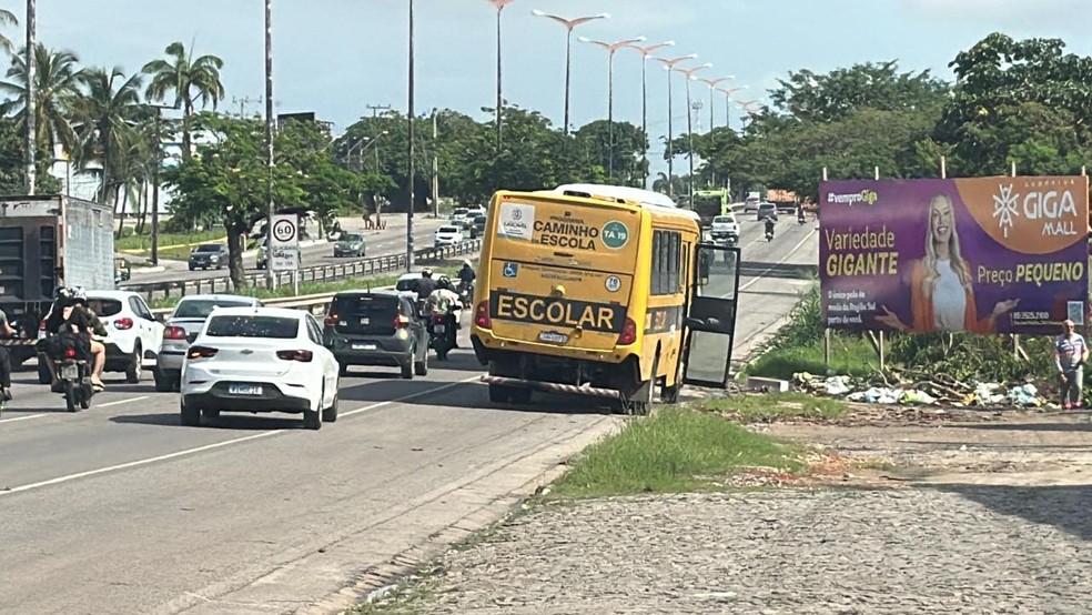 Pedestre foi atropelado por caminhão no quilômetro 10,8 da BR-116, em Fortaleza — Foto: Leabem Monteiro/SVM
