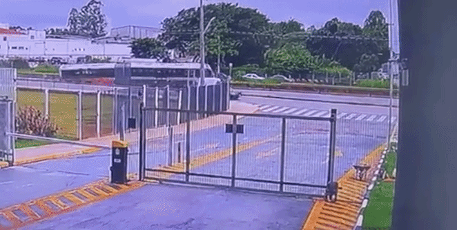 VÍDEO: ônibus bate contra barreira de proteção e invade contramão em rodovia de Cabreúva
