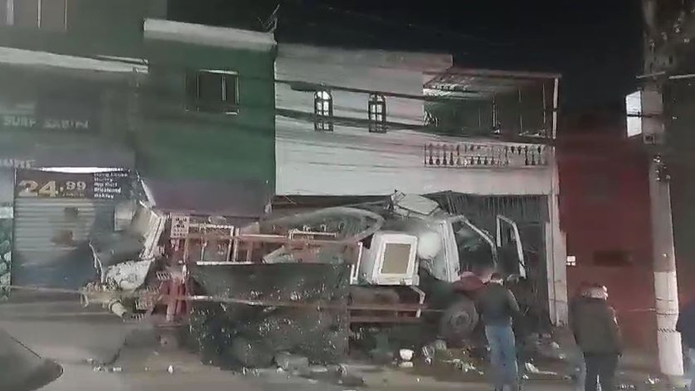 Veículo parou ao bater em casa no Capão Redondo, na Zona Sul de São Paulo — Foto: Reprodução