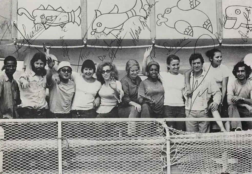 Os 11 participantes a bordo da balsa, com a capitã no meio — Foto: Fasad/BBC