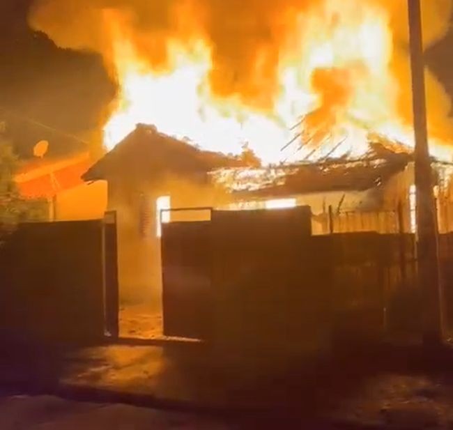 Morador sofre queimaduras graves após incêndio atingir casa de madeira em bairro de Marília