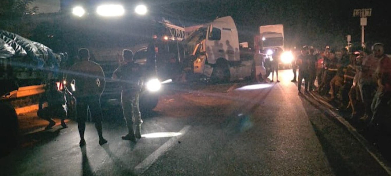 Acidente entre duas carretas interdita parte da BR-101 em Caaporã, na PB