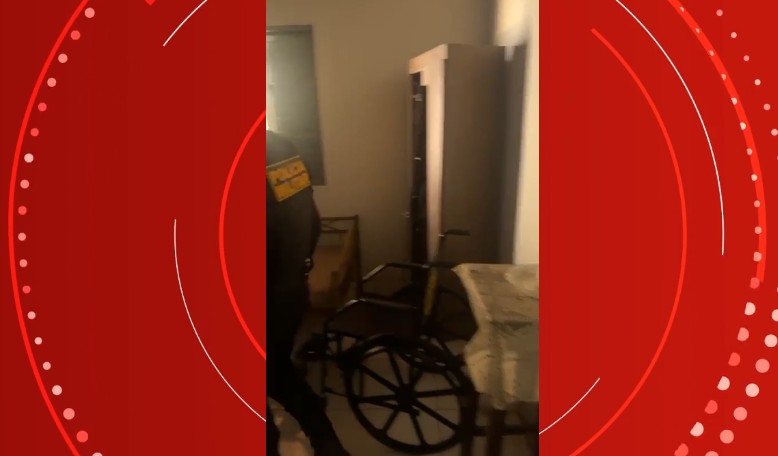 VÍDEO mostra quarto onde mãe era mantida em cárcere há 1 mês pelo próprio filho em MT: 'nem vejo o sol'