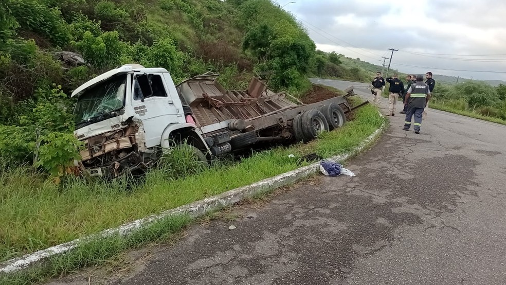 Caminhão tomba após colidir com viatura da PRF — Foto: Divulgação/ Polícia Rodoviária Federal.