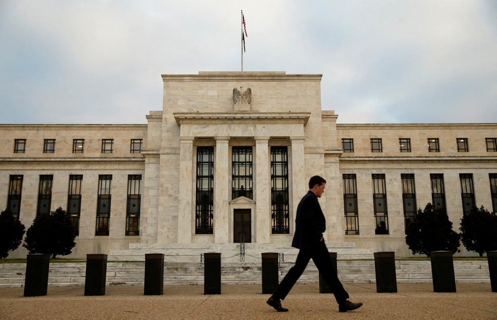 Homem passa em frente ao Federal Reserve, em Washington, nos Estados Unidos, em 16 de dezembro de 2015. — Foto: REUTERS/Kevin Lamarque