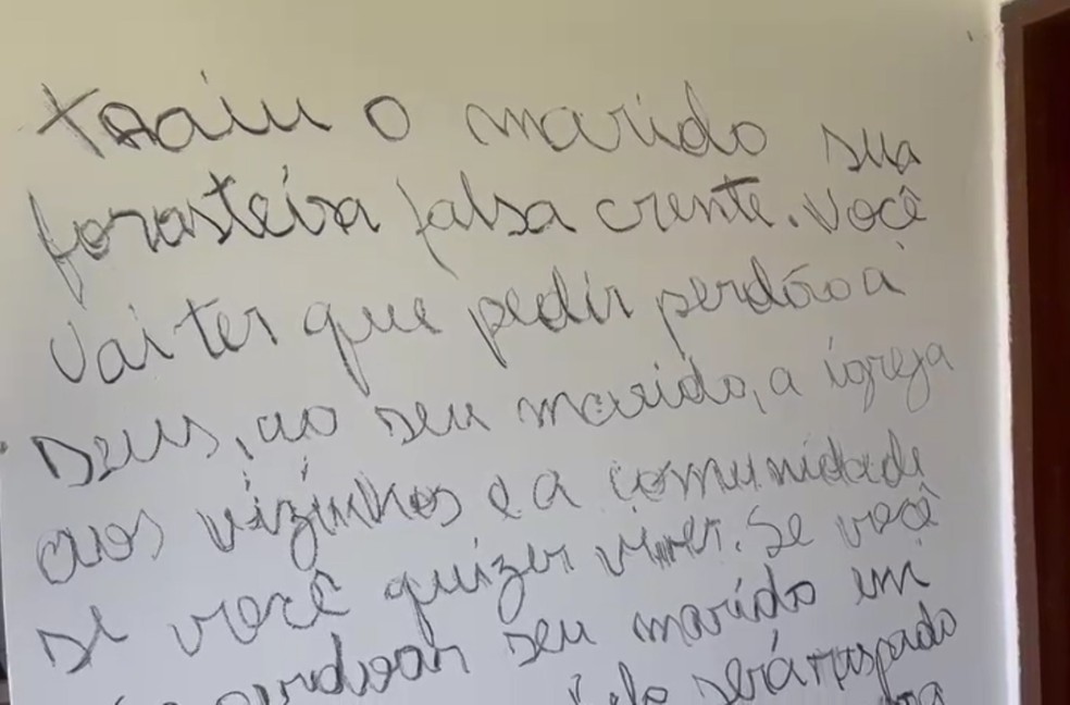 Suspeito escreveu mensagem na parede da casa da vítima — Foto: Redes sociais
