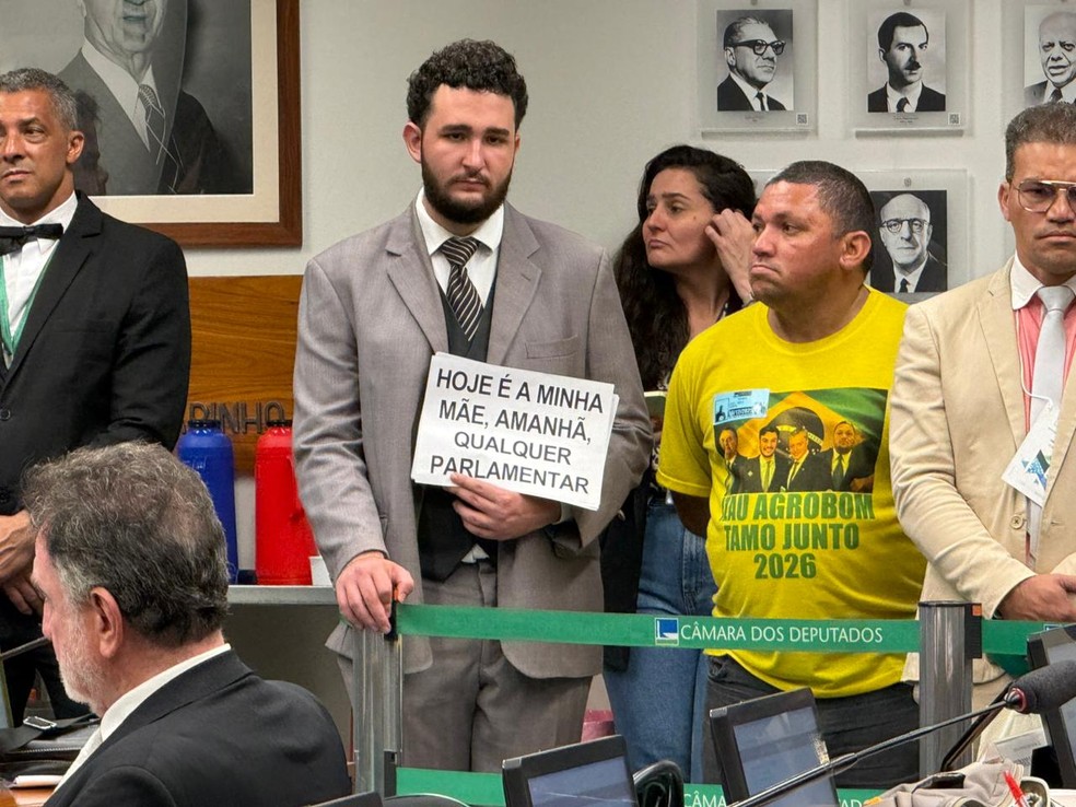 João Zambelli, filho da deputada Carla Zambelli, acompanha reunião da CCJ que analisa cassação da mãe — Foto: Kevin Lima/g1