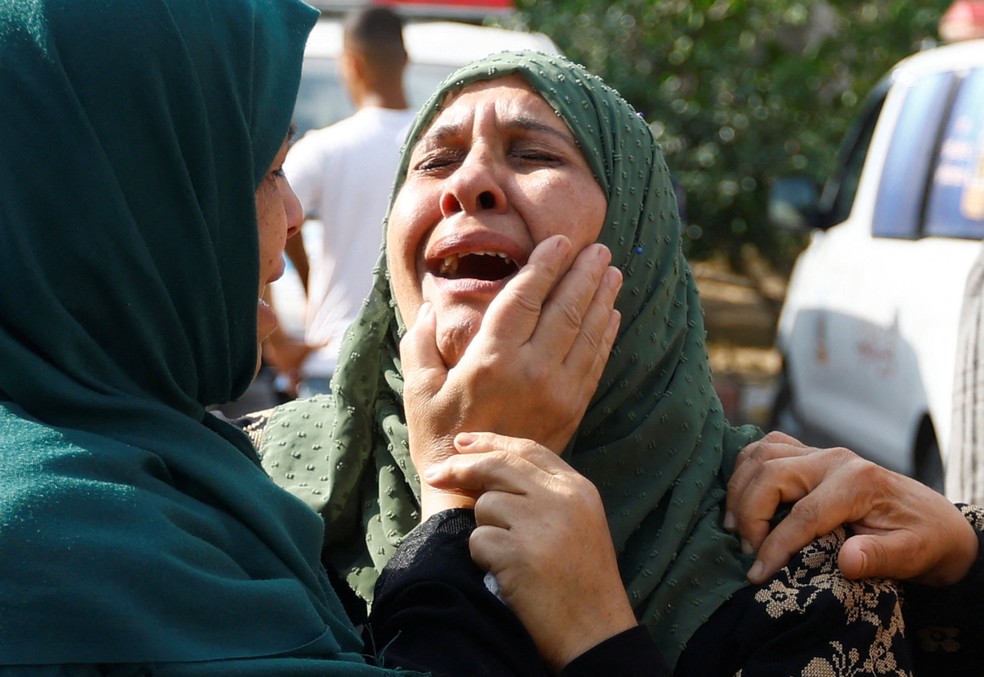 Mulher chora durante funeral de família palestina morta durante ataque israelense a Khan Younis, no sul da Faixa de Gaza — Foto: REUTERS/Ibraheem Abu Mustafa