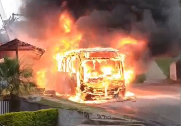 Ônibus pega fogo na RJ-150, em Nova Friburgo; ninguém ficou ferido