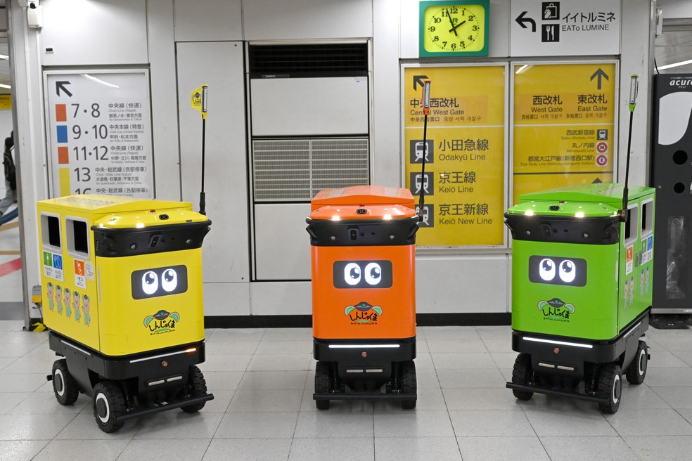 Robôs coletores de lixo. — Foto: Toshifumi Kitamura/AFP
