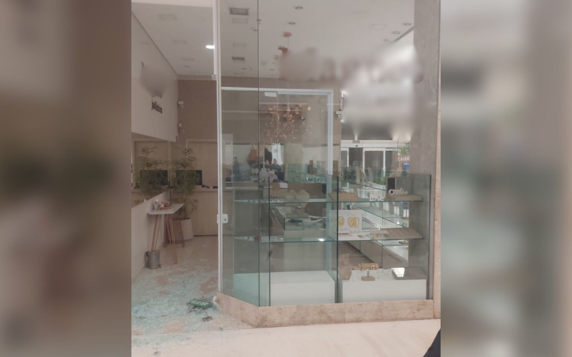Bandidos arrombam joalheira e furtam relógios e semijoias após invadirem shopping em Araçatuba