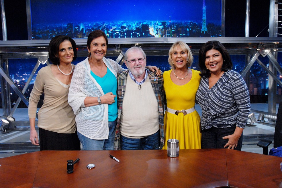 Lucia Hippolito ao lado de Jô Soares, Cris Lôbo, Lillian Witte Fibe e Ana Maria Tahan no 'Programa do Jô', em 2012 — Foto: Zé Paulo Cardeal/Globo