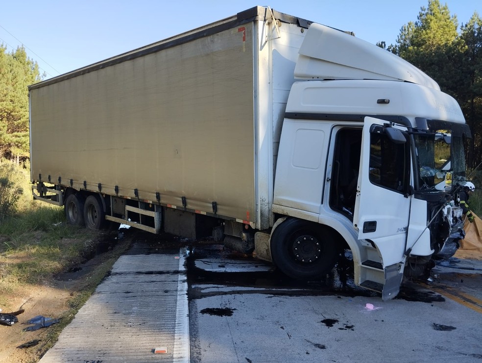 Caminhão sofre danos após batida frontal com carro em Lages — Foto: PMRv/Divulgação