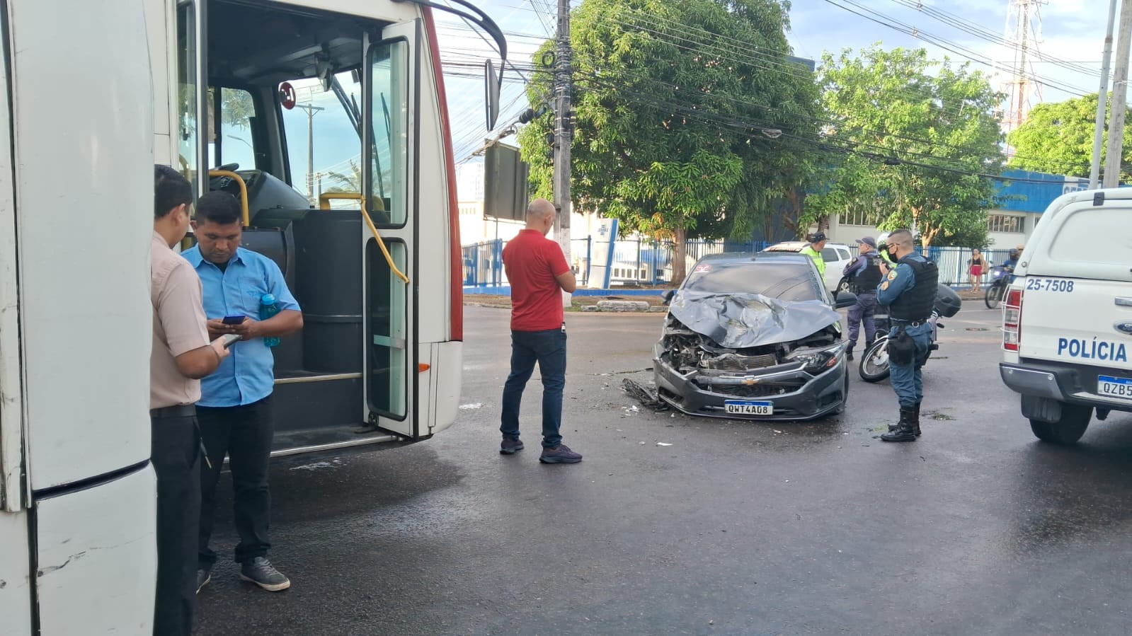 Colisão entre carro e micro-ônibus causa congestionamento em avenida de Manaus