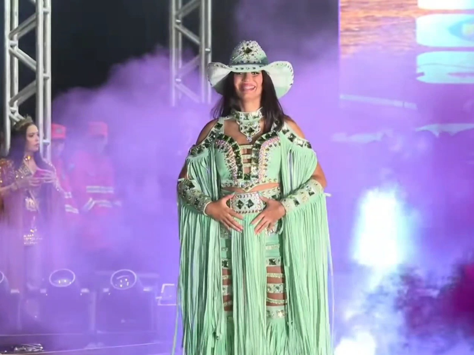 Candidata faz chá revelação no palco durante concurso em feira agropecuária no interior do Acre: 'Grande emoção'