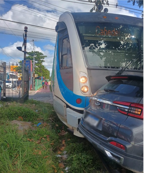 Carro avança em via férrea e é atingido por trem em Bayeux