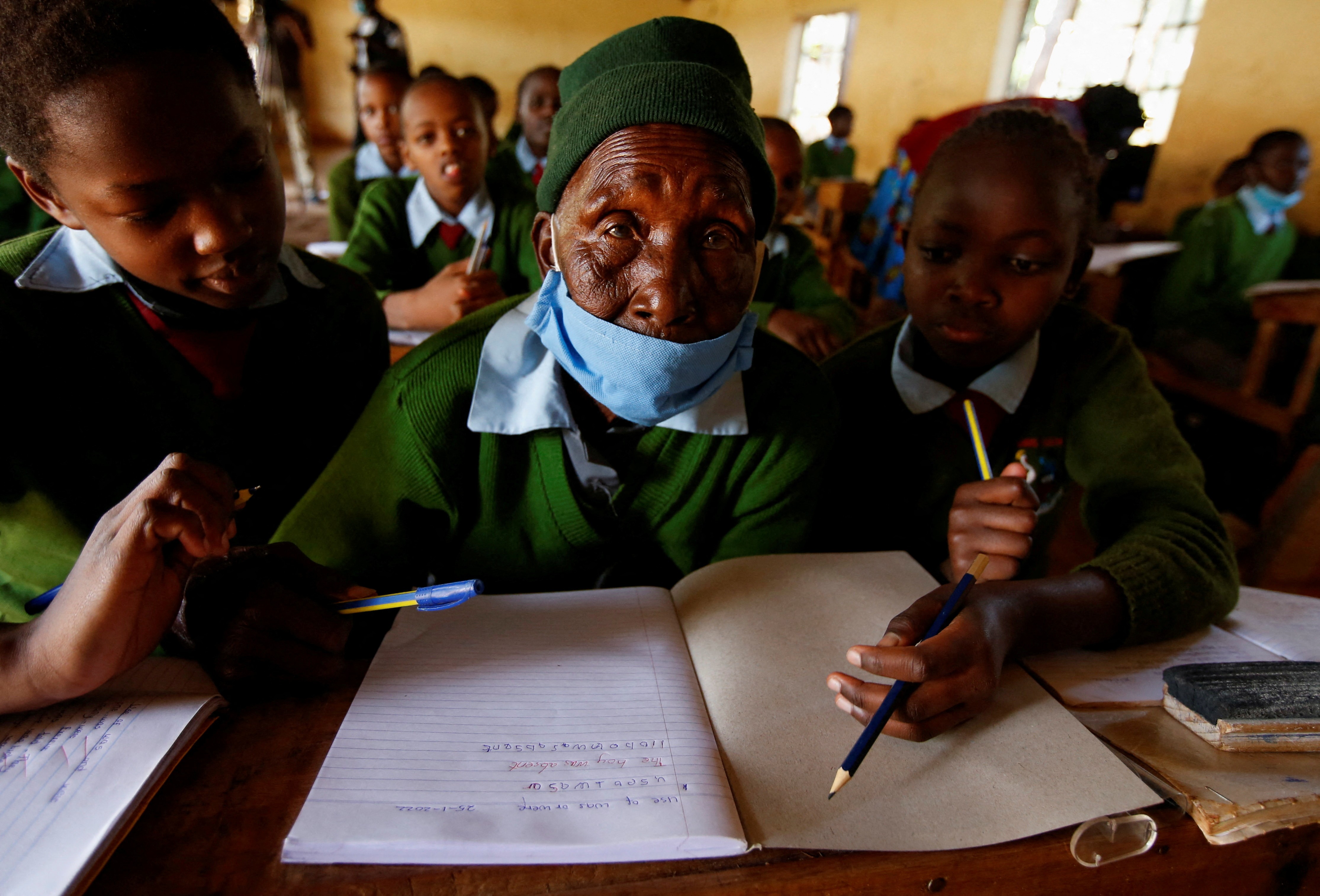 De volta à escola aos 98 anos, queniana dá exemplo para próxima geração
