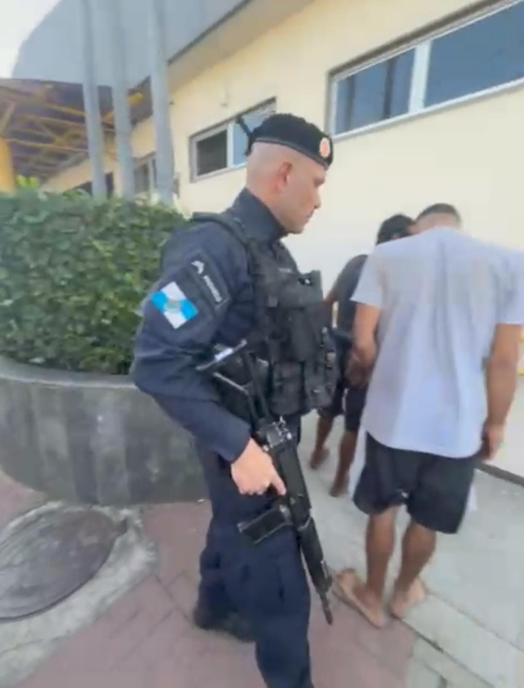 Quatro homens são presos em operação contra o tráfico de drogas em condomínio popular de Maricá 