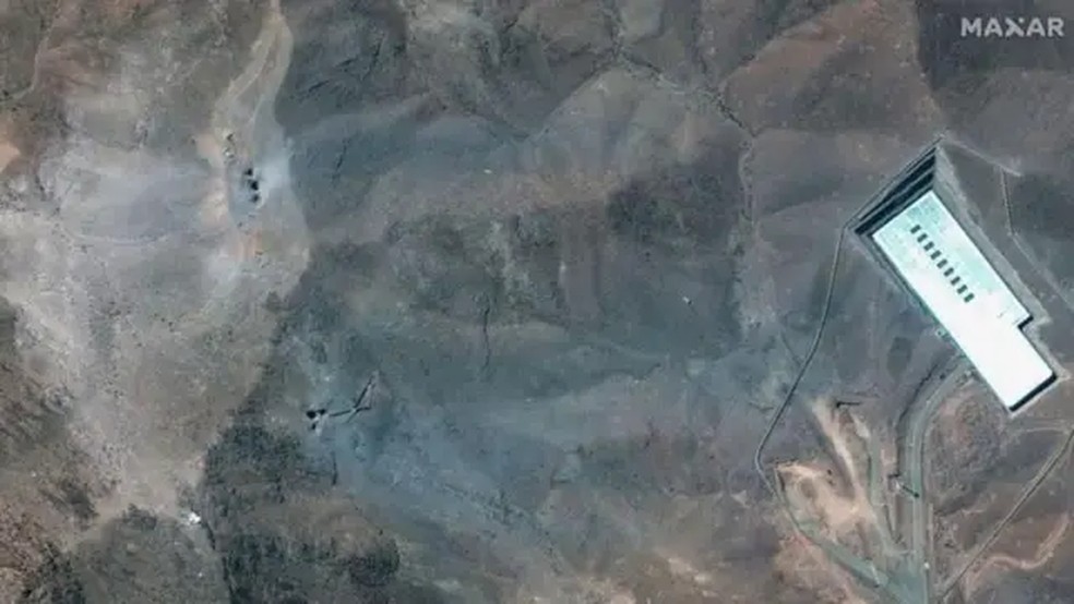 Imagens de satélite após o ataque dos EUA mostram grandes crateras visíveis na instalação nuclear de Fordo, no Irã. — Foto: Imagem de satélite (c) 2025 Maxar Technologies via Getty Images via BBC