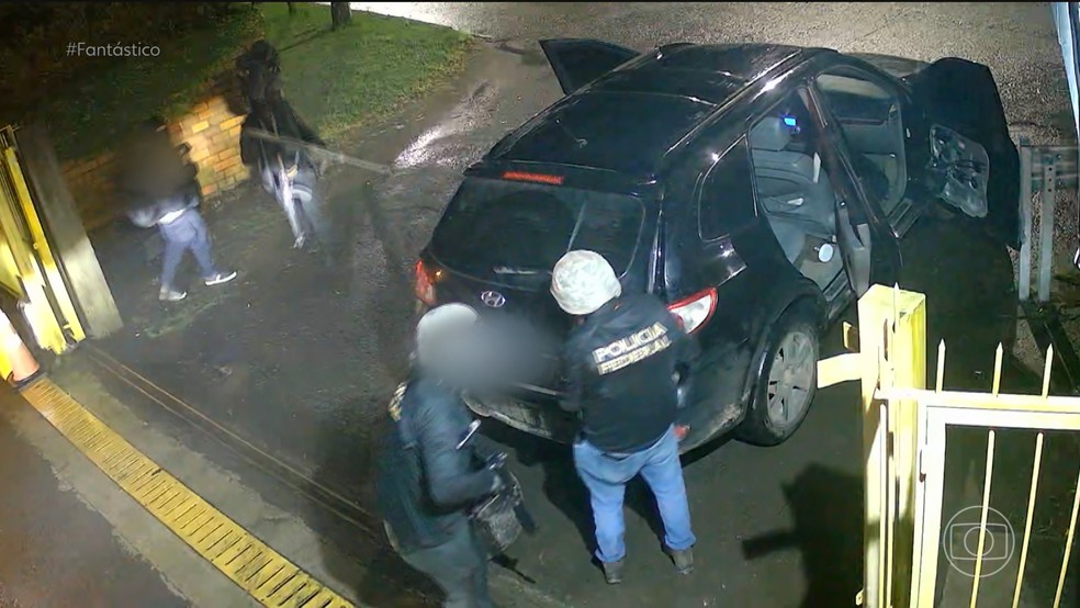 Bandidos disfarçados de policiais federais, armamento pesado e R$ 14 milhões roubados: as imagens inéditas do maior assalto do RS — Foto: Fantástico/ Reprodução