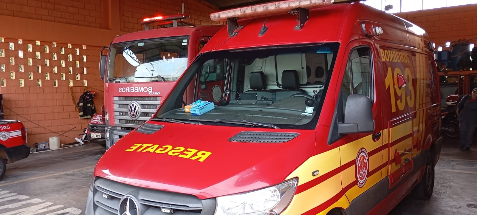 Corpo de homem é encontrado parcialmente carbonizado em buraco com pneus no interior de SP