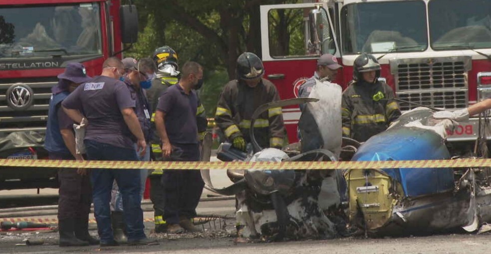 Bombeiros e técnicos do Cenipa no local do acidente; posição de hélices pode indicar falha no motor — Foto: Bruno Trentin/TV Globo
