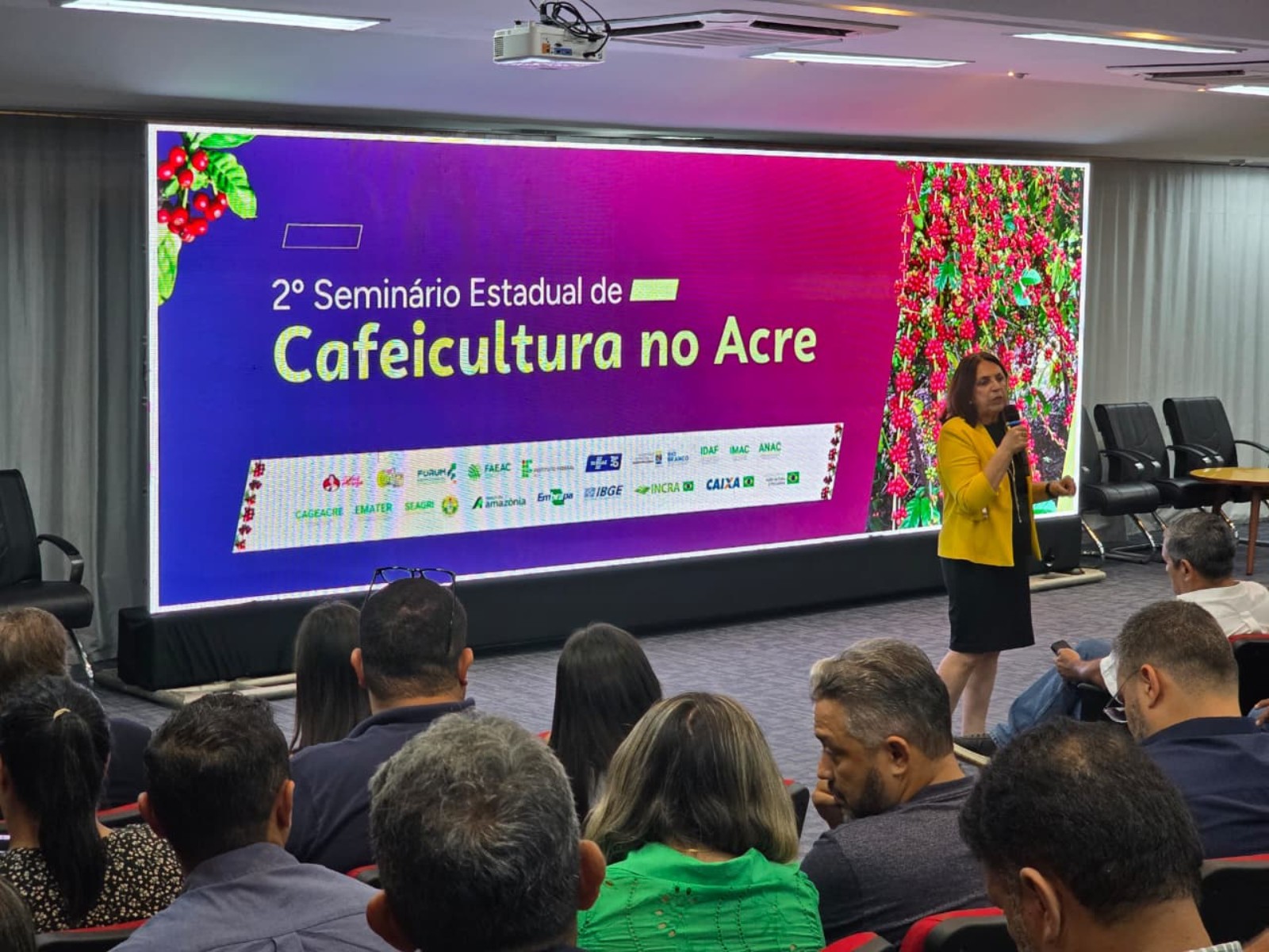 Produtores, especialistas e estudantes discutem inovação, mercado e desafios da cafeicultura no Acre