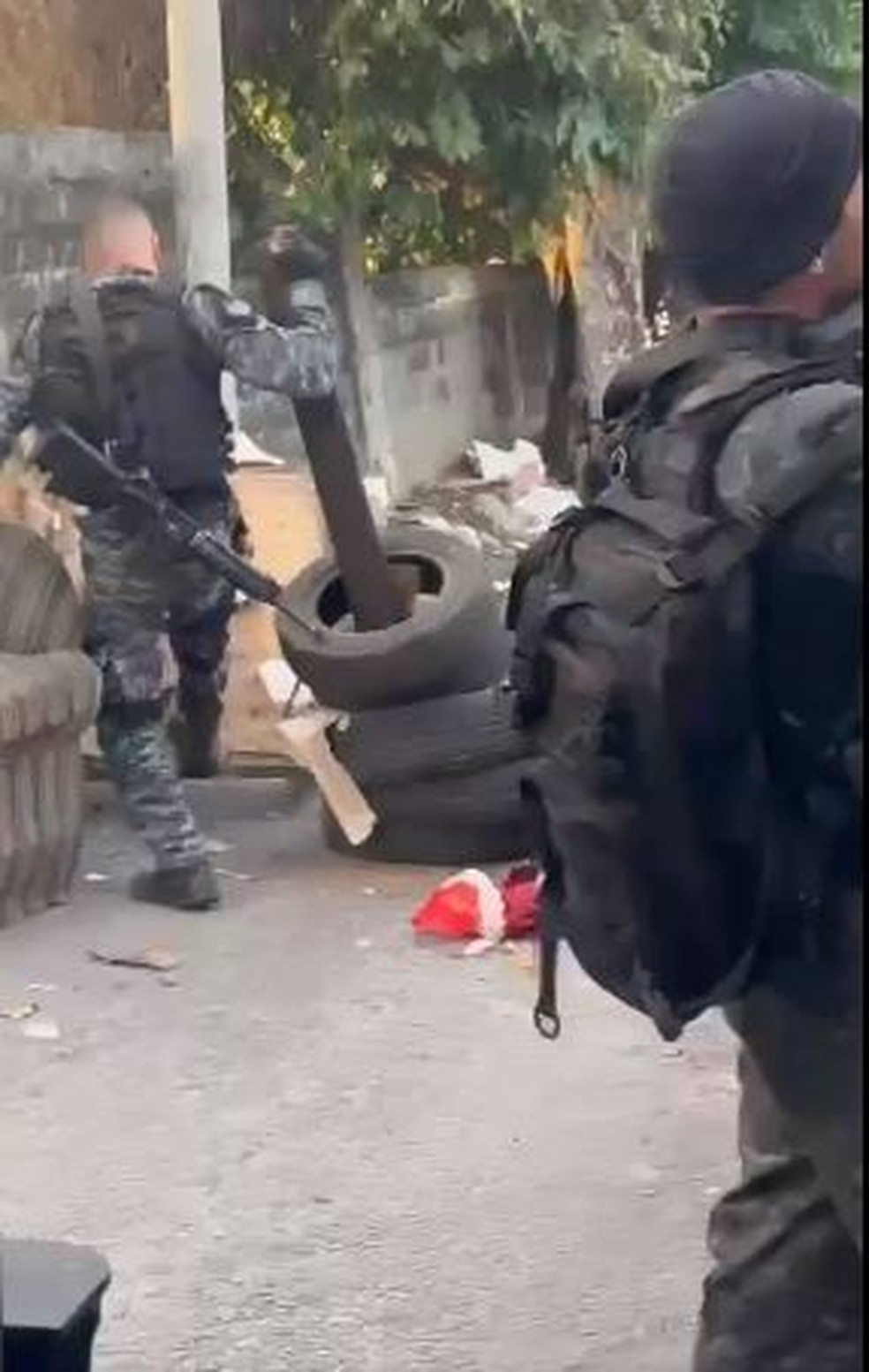 Militar removendo uma barricada no Complexo do Alemão — Foto: Reprodução/PMERJ