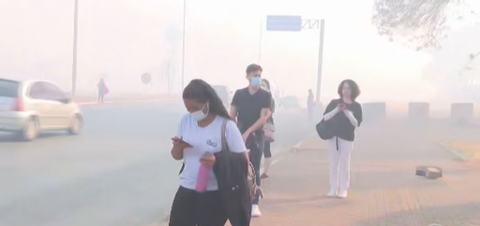 Fumaça do incêndio no Parque Nacional se espalha por Brasília e algumas pessoas usam máscaras — Foto: Reprodução/TV Globo