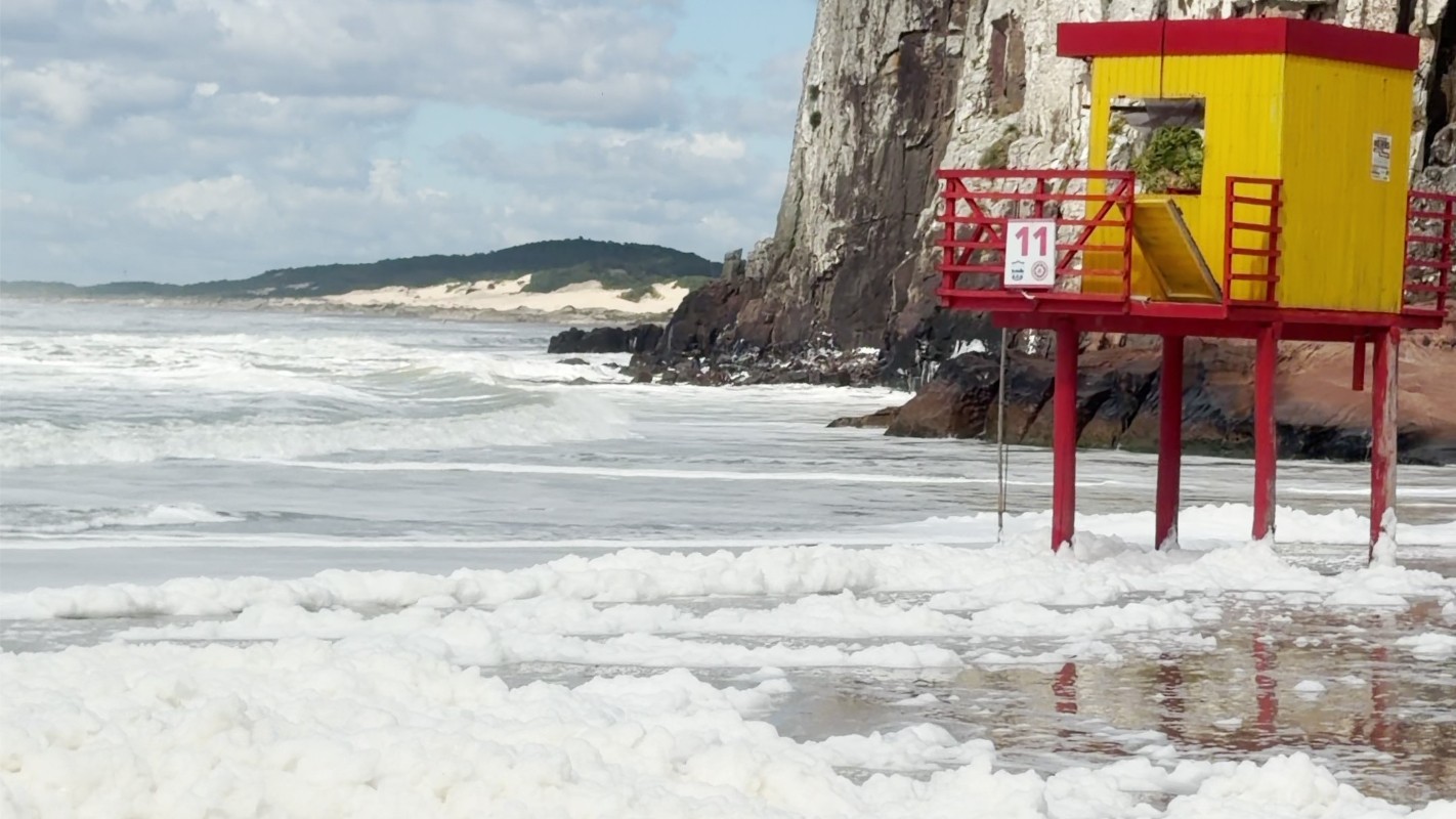 O que é a espuma branca que se acumula na beira-mar de Torres, no Litoral do RS, e chama atenção de banhistas
