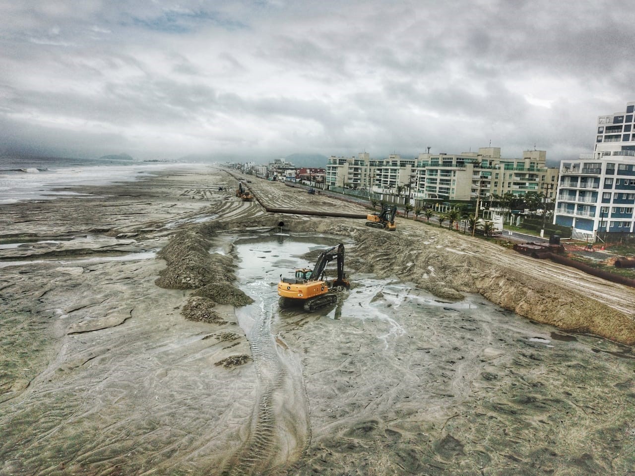 Praia de Matinhos forma paredão de areia com mais de 2 metros de altura ao lado de estrutura onde Governo do Paraná fará shows de verão