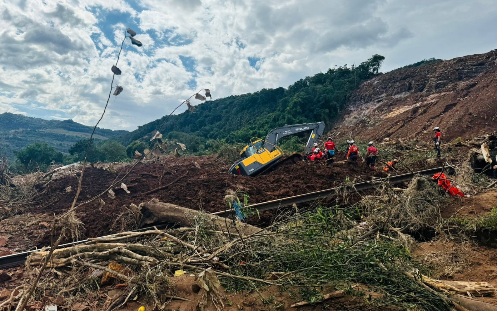 Corpo de Bombeiros da Bahia envia mais 25 militares para ajudar vítimas das enchentes no Rio Grande do Sul